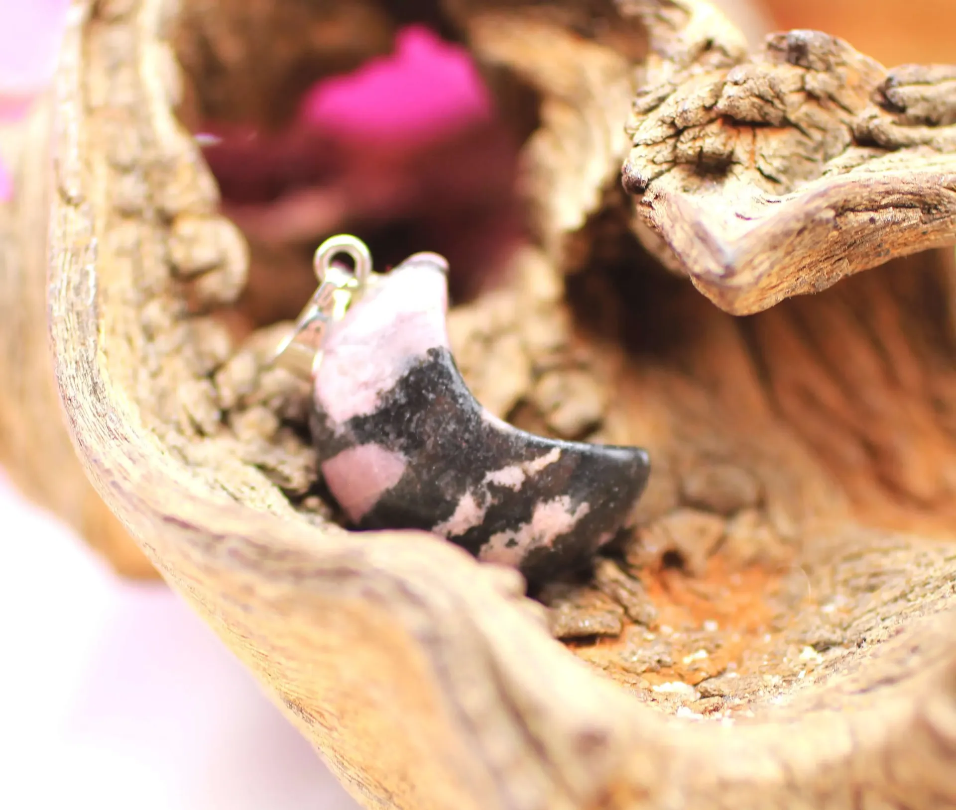 Pendentif croissant de Lune en Rhodonite