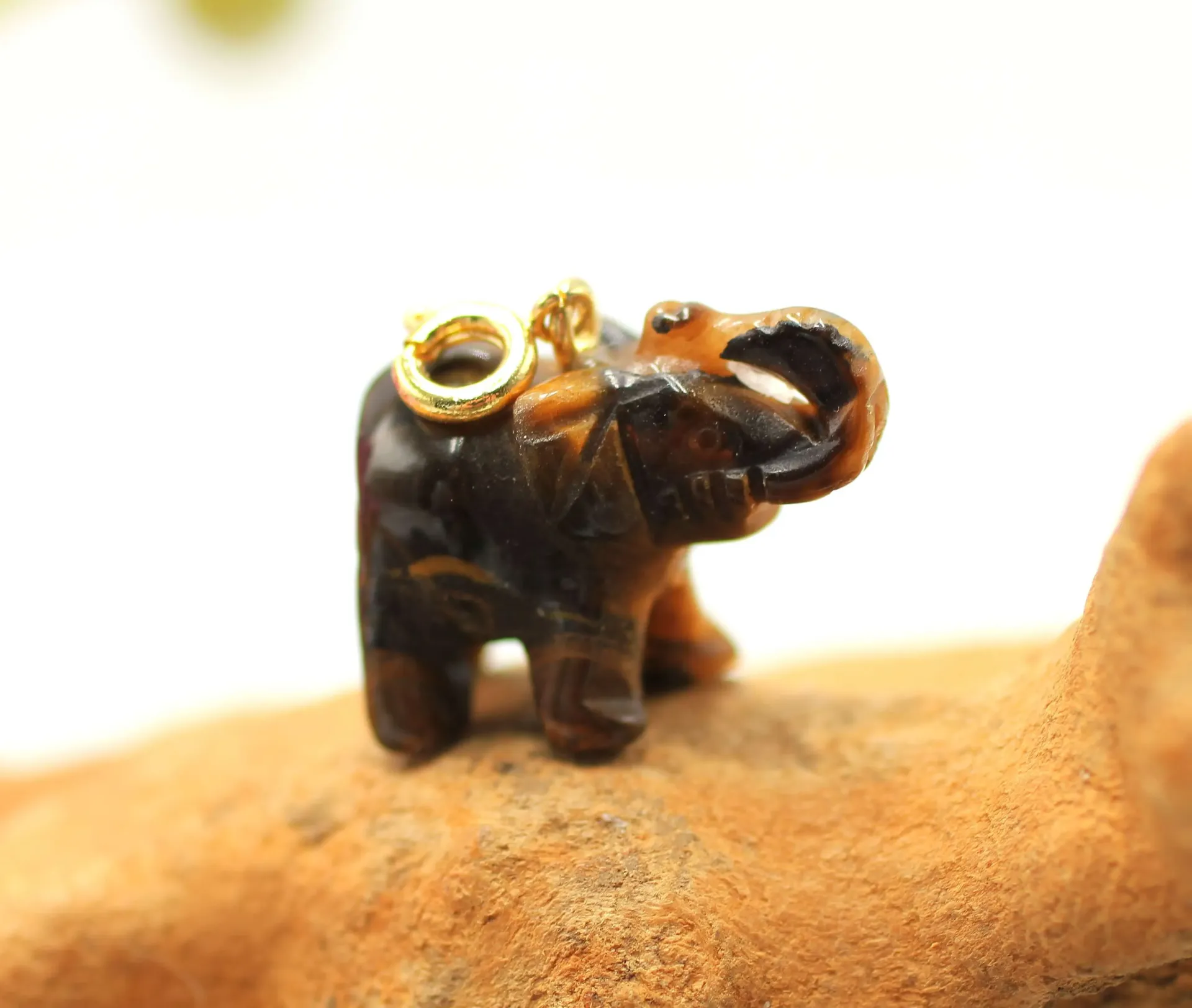 Pendentif goutte en Œil de tigre sur chaine dorée