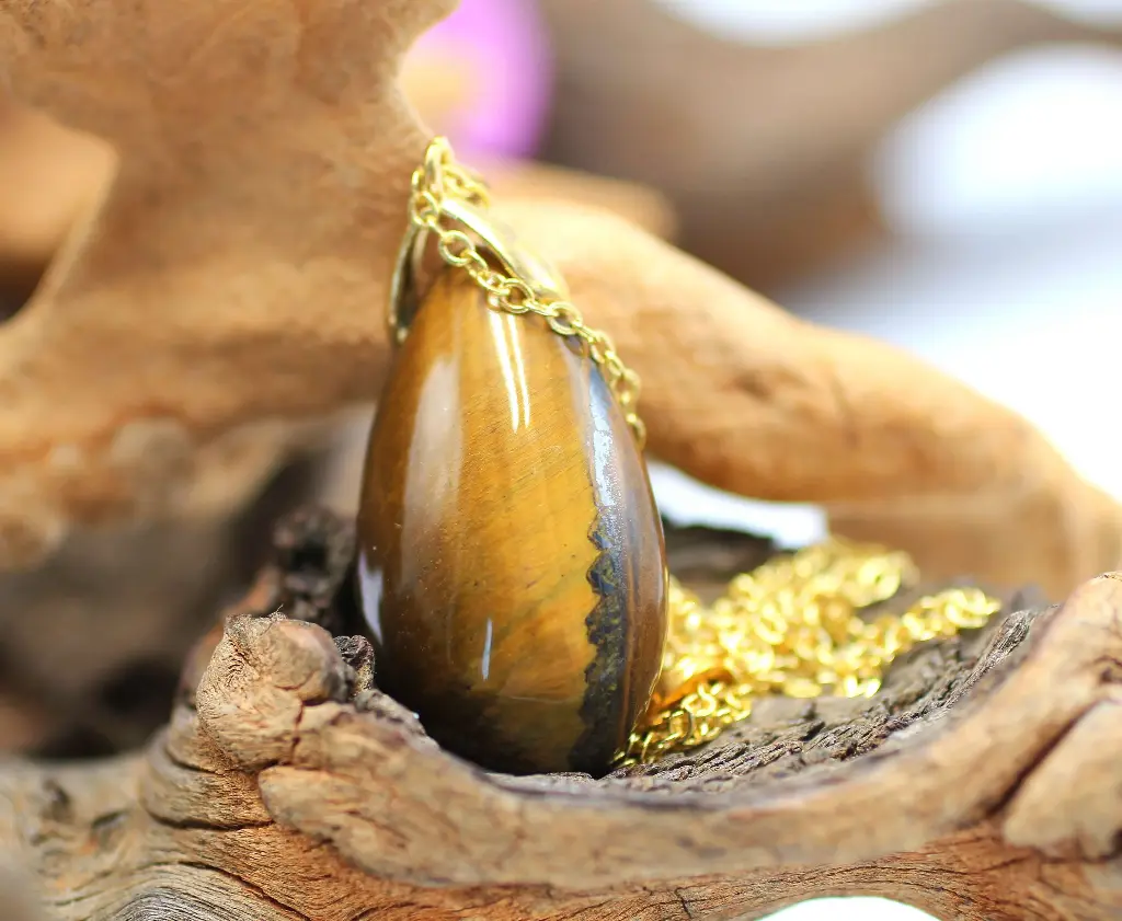 Pendentif goutte en Œil de tigre sur chaine dorée