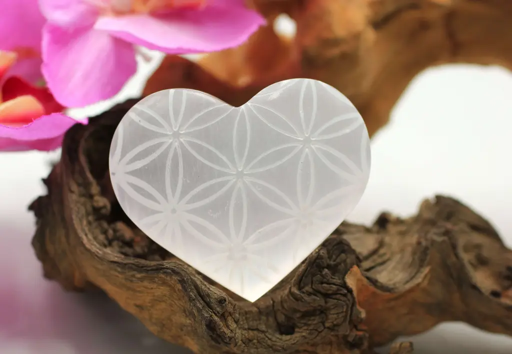 Cœur en Sélénite et motif Fleur de vie