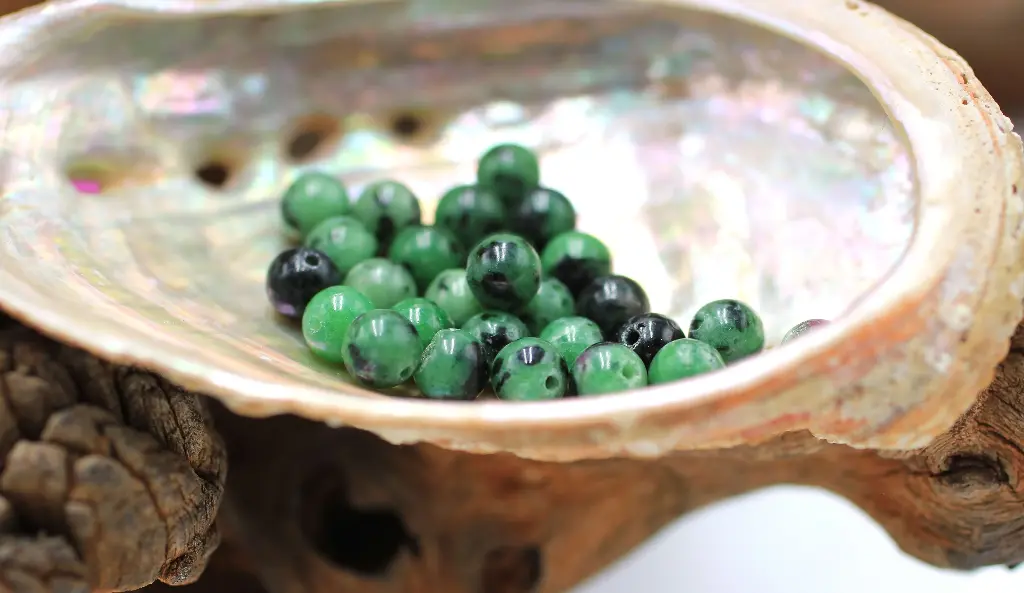 Perle 6mm en Zoïsite rubis