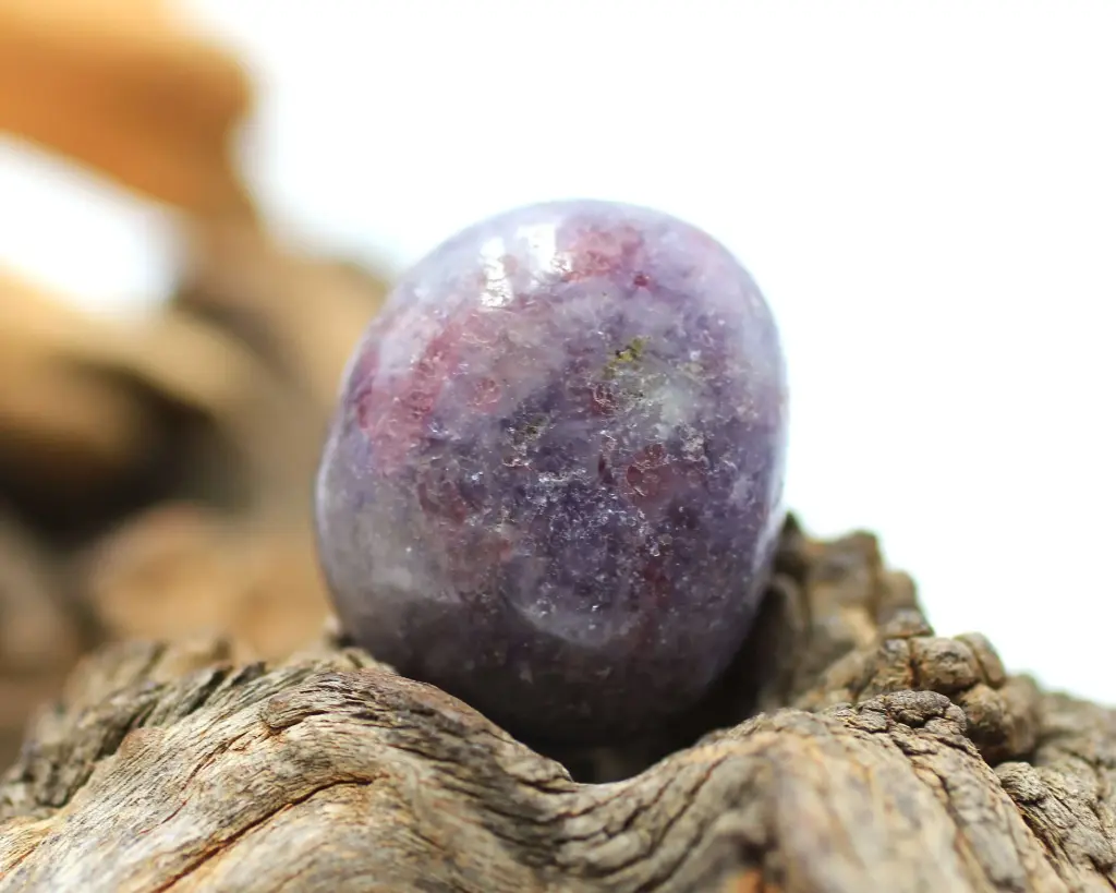 Tourmaline rose sur Eudialite roulée