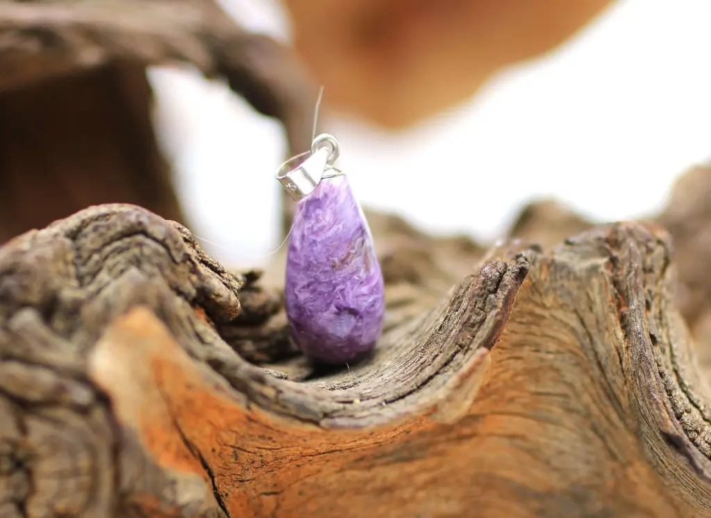 Pendentif goutte en Charoïte