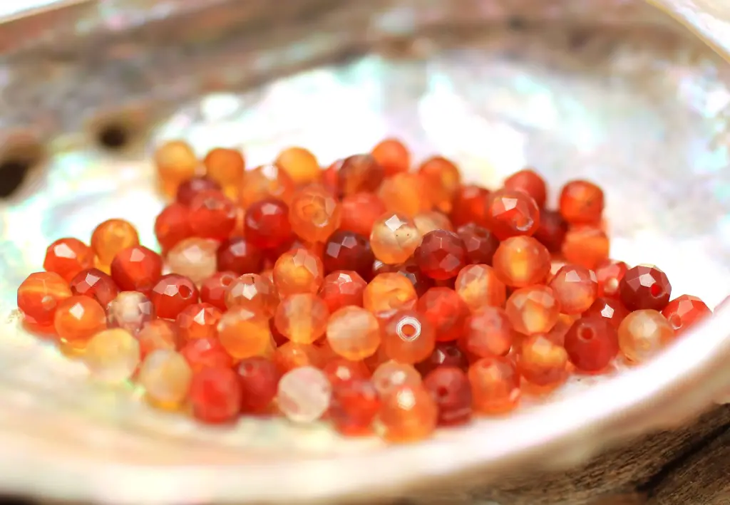 Perle 4mm facettée en Cornaline