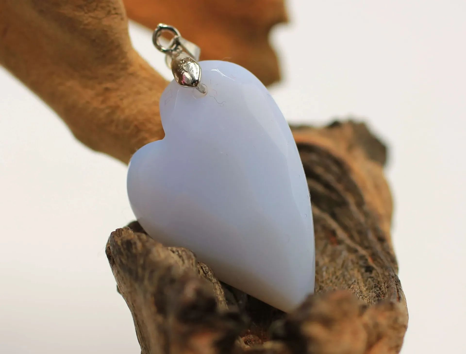 Pendentif cœur facetté en Calcédoine bleue