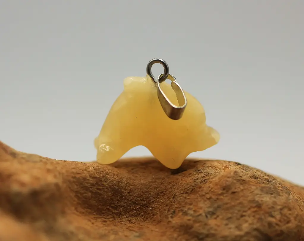 Pendentif dauphin en Calcite orange