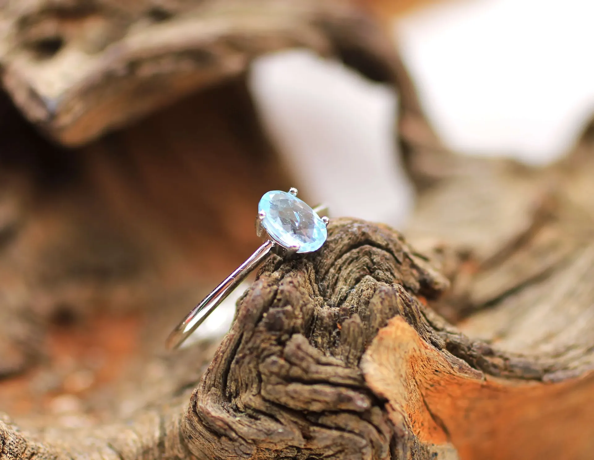Bague réglable en laiton et en Topaze bleue