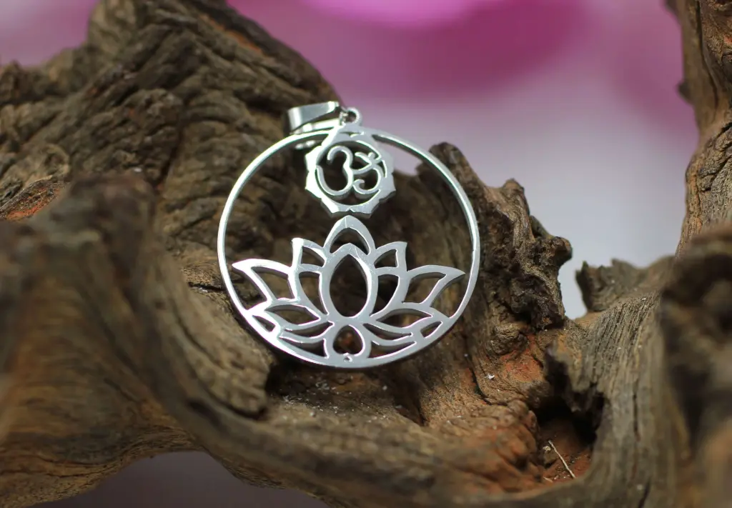 Pendentif Lotus et Om en Acier inoxydable