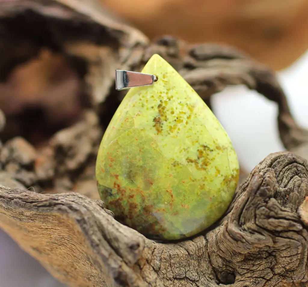 Pendentif goutte en Opale verte