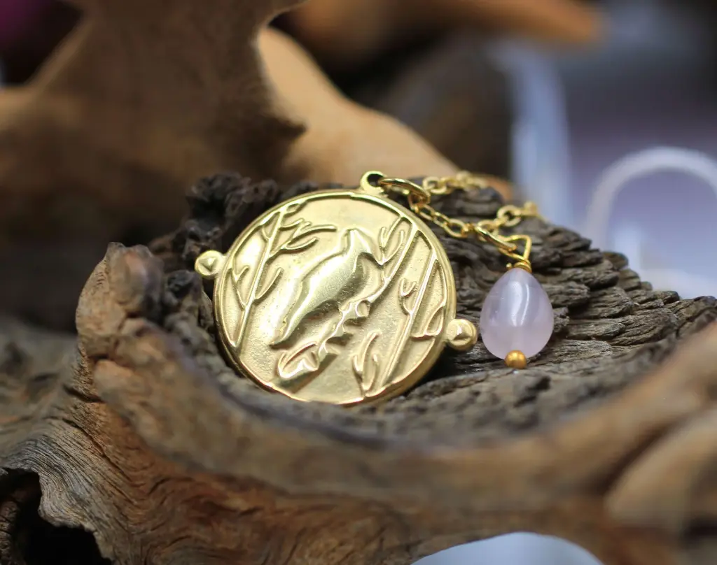 Chaine en acier doré et Médaille Totem Pivert et Quartz rose