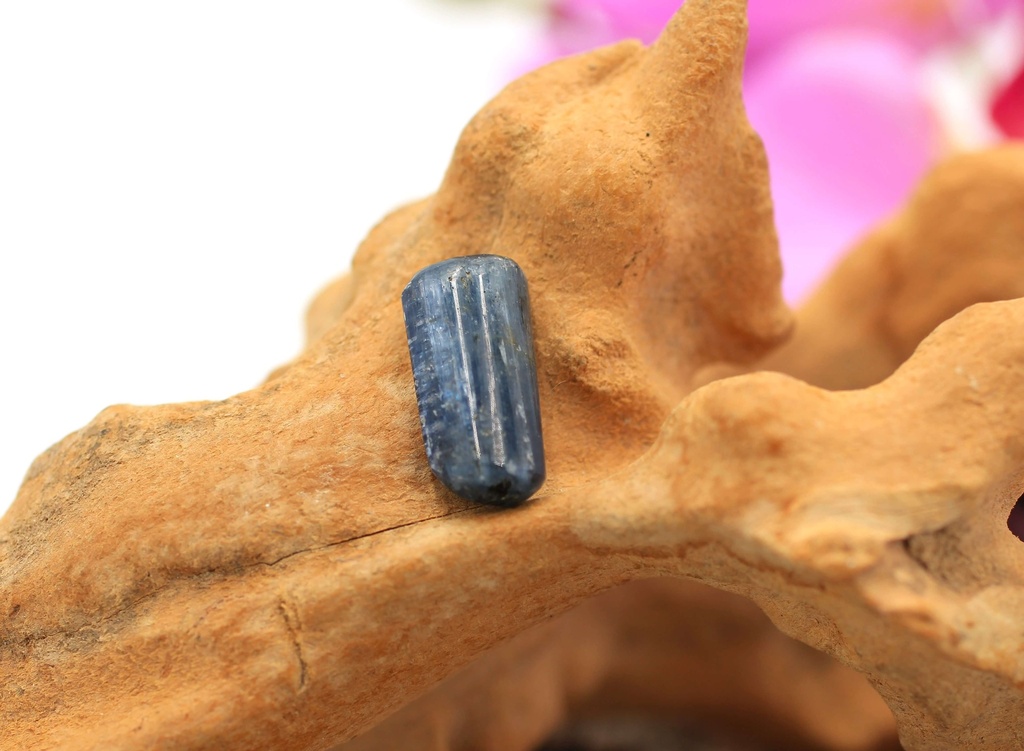 Cyanite bleue (disthène) roulée 