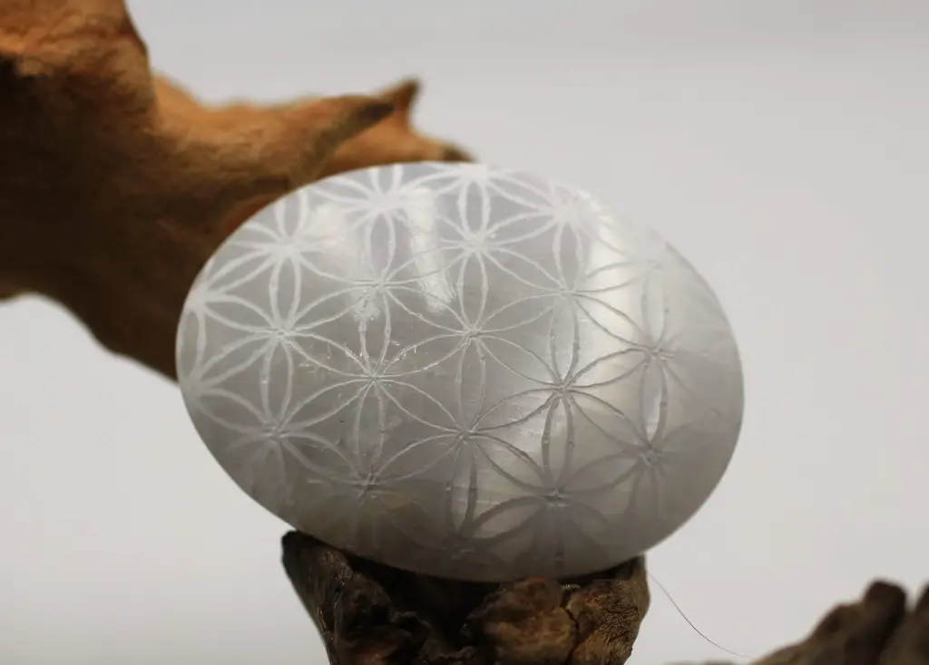 Galet en Sélénite et motif Fleur de vie