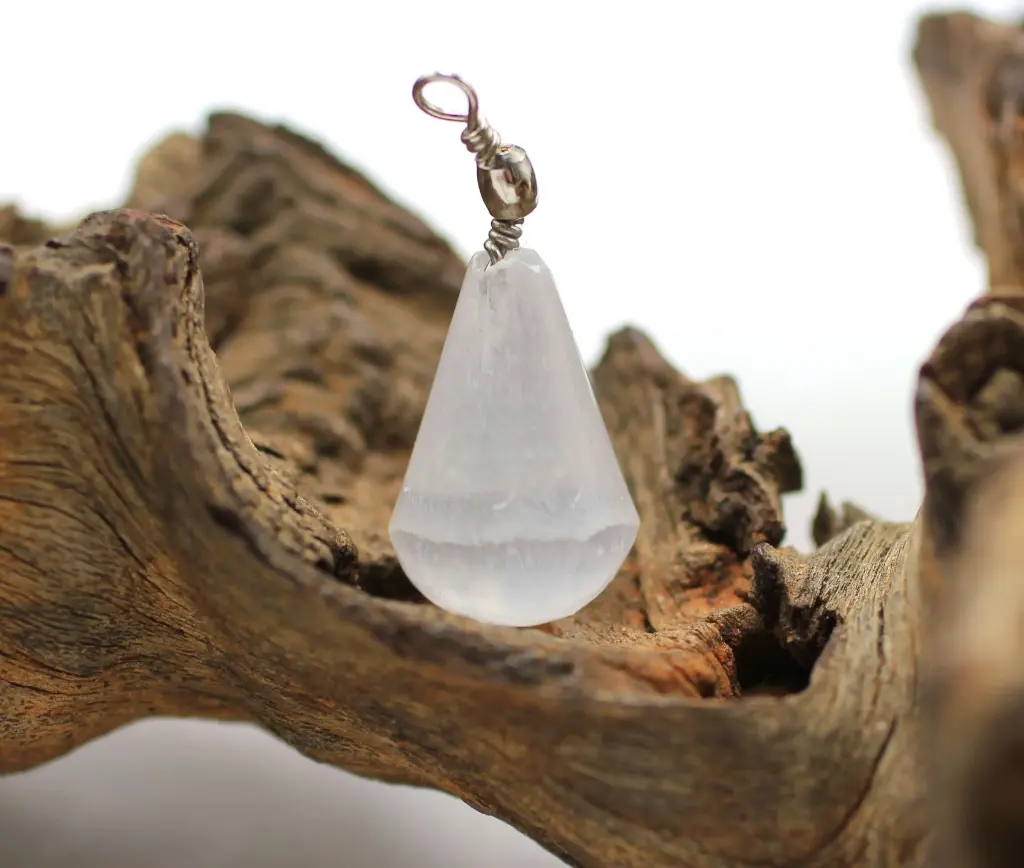 Pendentif goutte en Sélénite