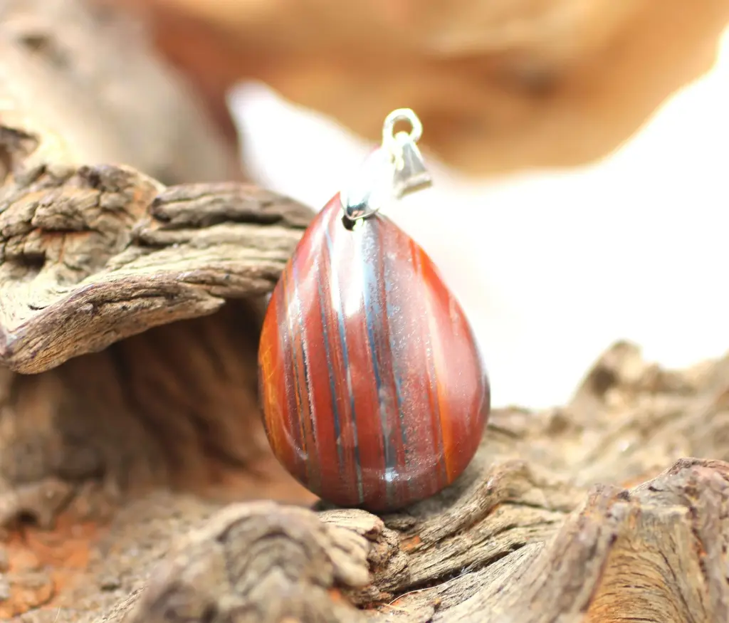 Pendentif goutte en Œil de fer