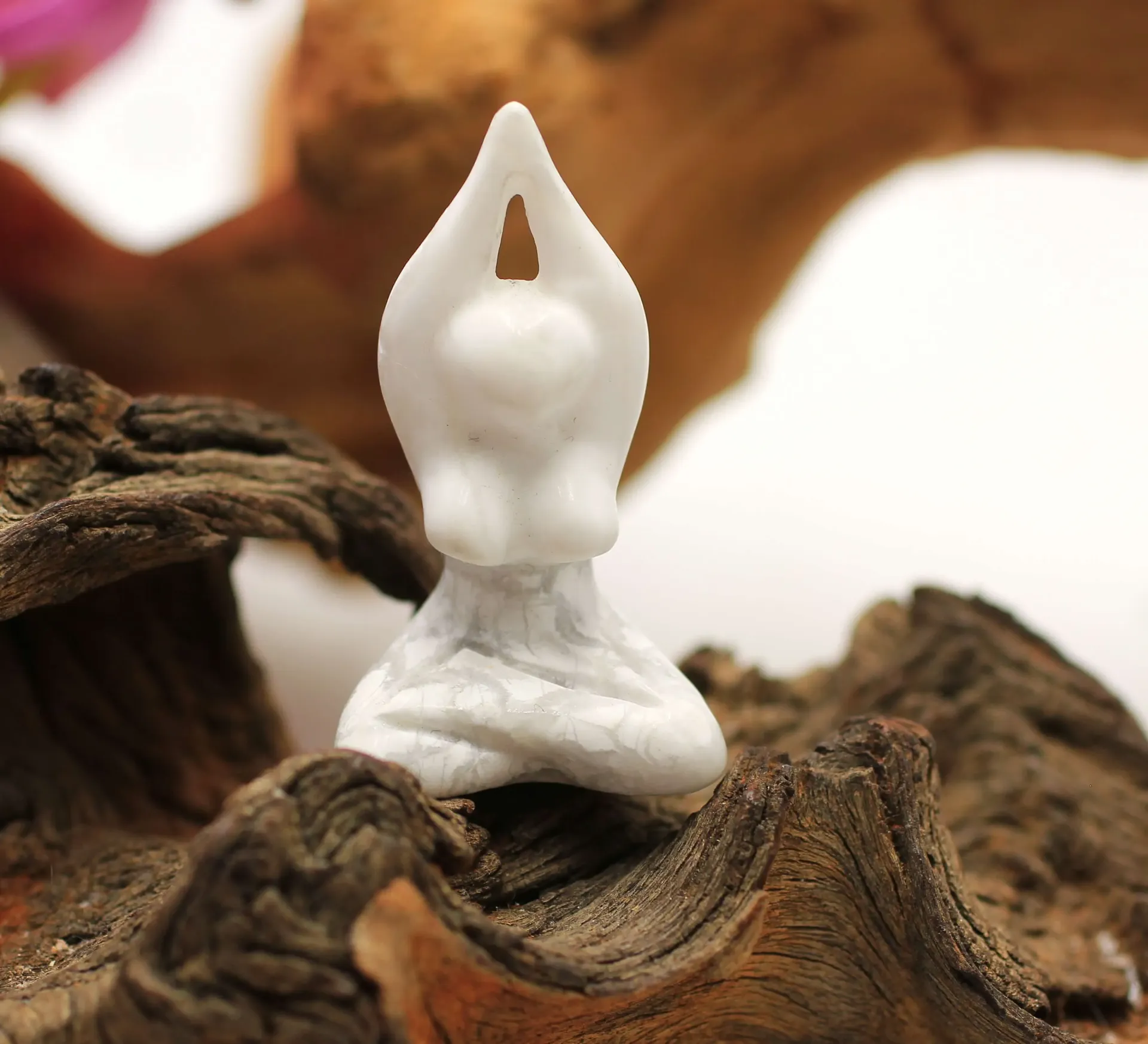 Déesse méditation en Howlite