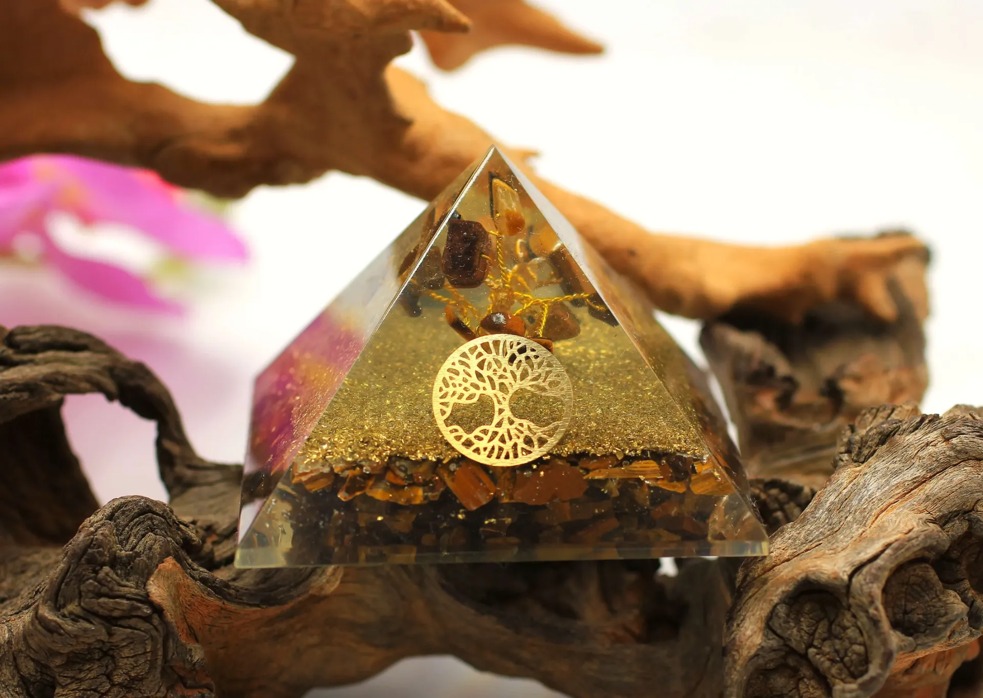 Pyramide en Orgonite Arbre de vie et Œil de tigre