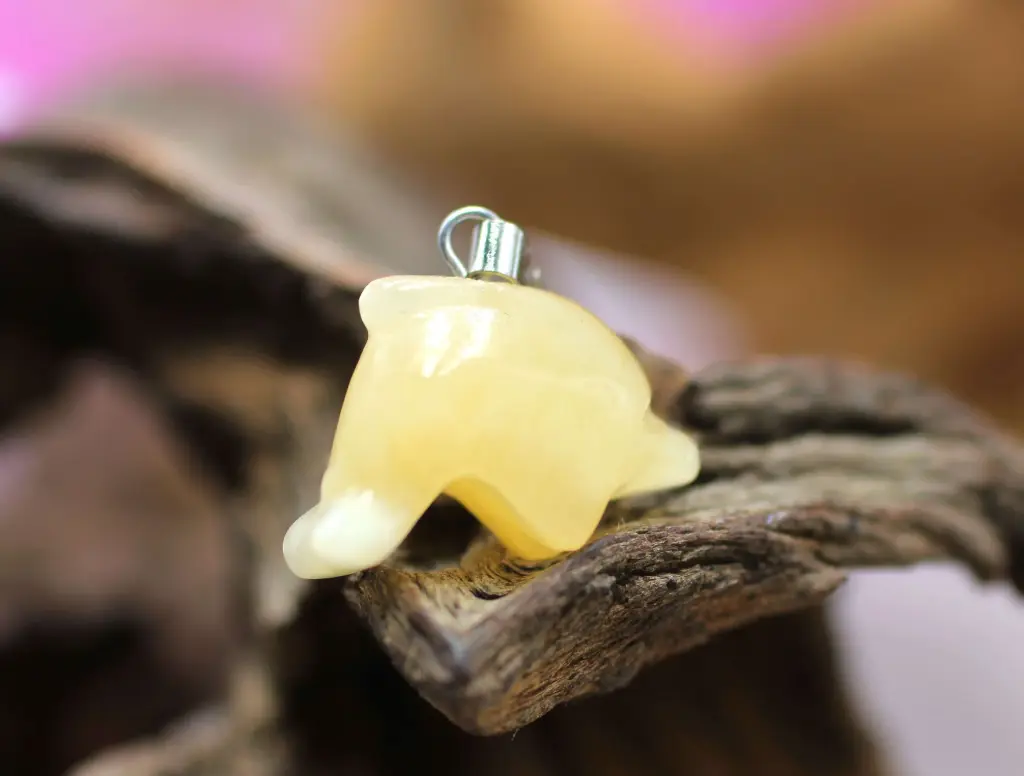 Pendentif dauphin en Calcite orange