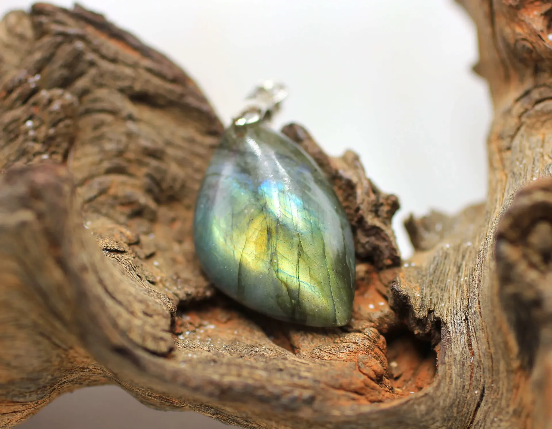 Pendentif feuille en Labradorite
