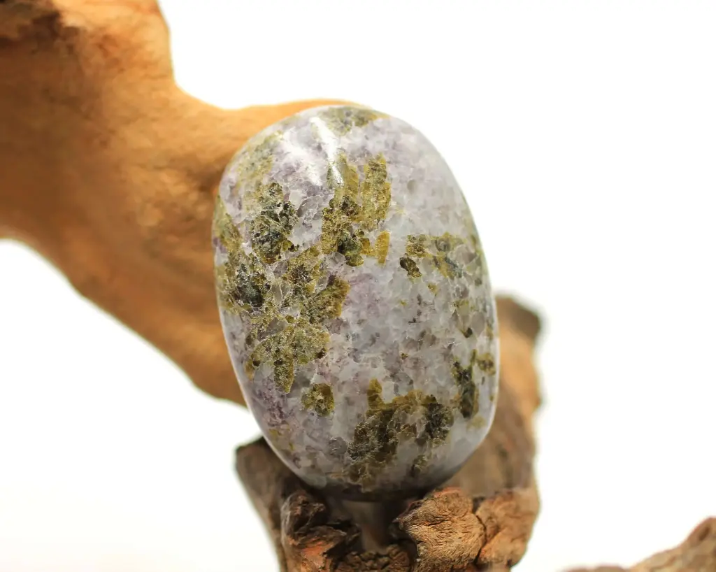 Galet en Lépidolite