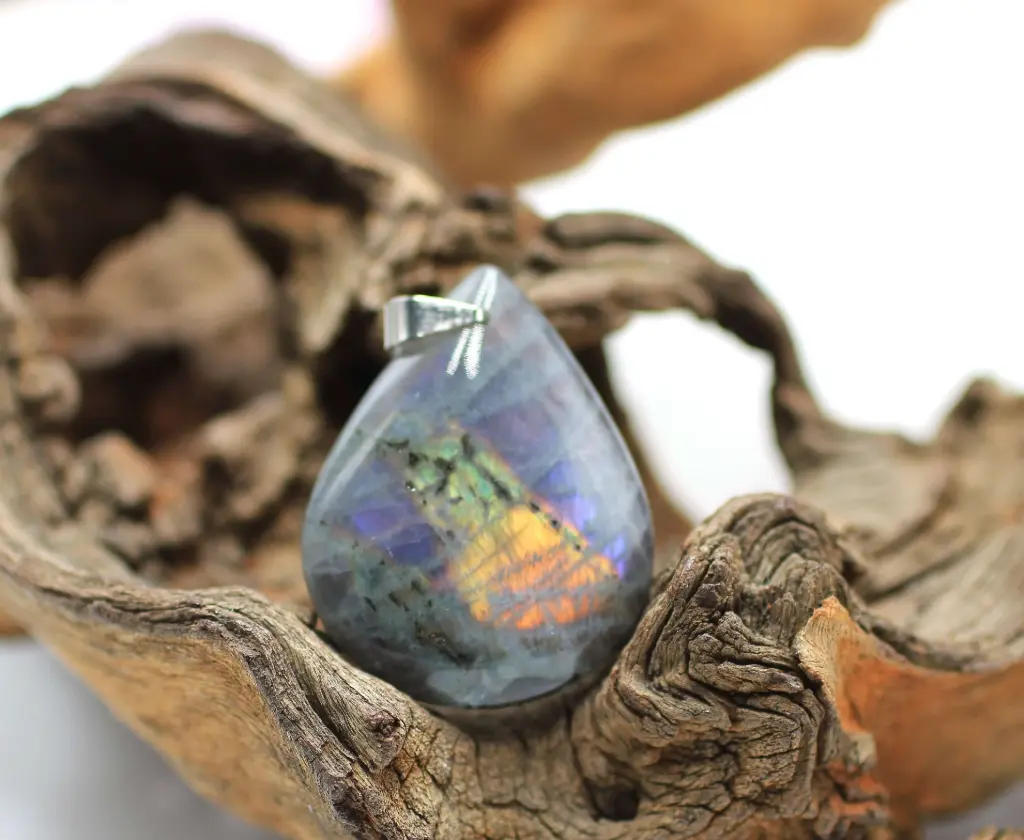Pendentif goutte en Labradorite violette
