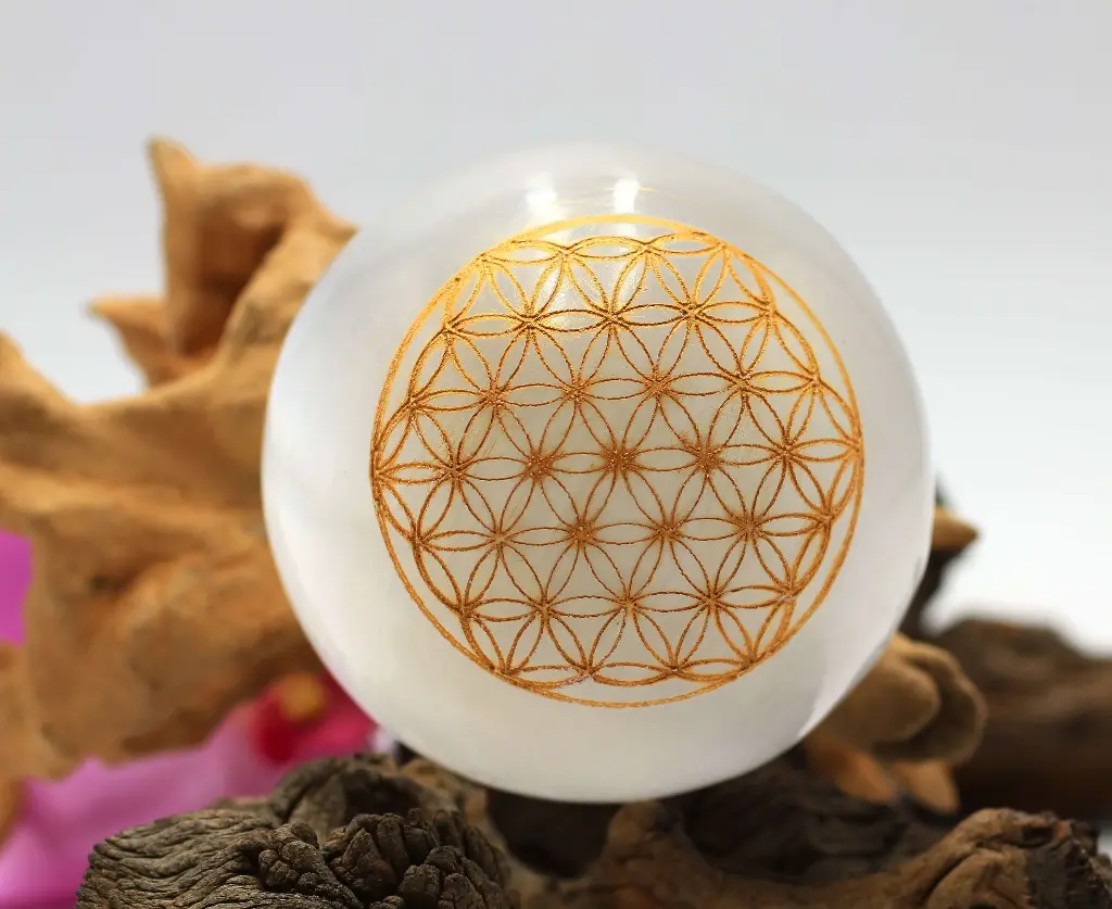 Sphère en Sélénite et motif Fleur de vie