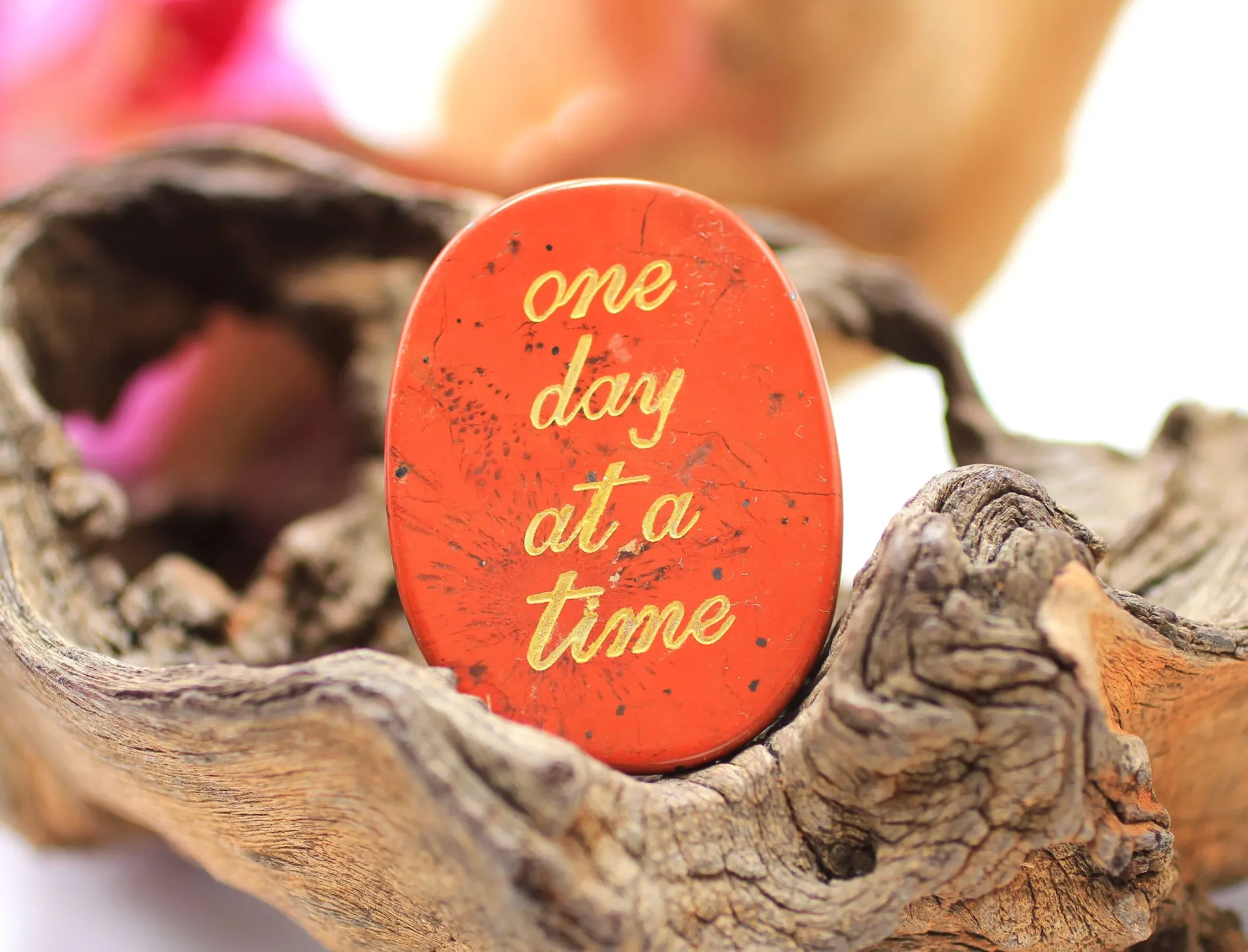 Galet plat en Jaspe rouge 'One day at a time'