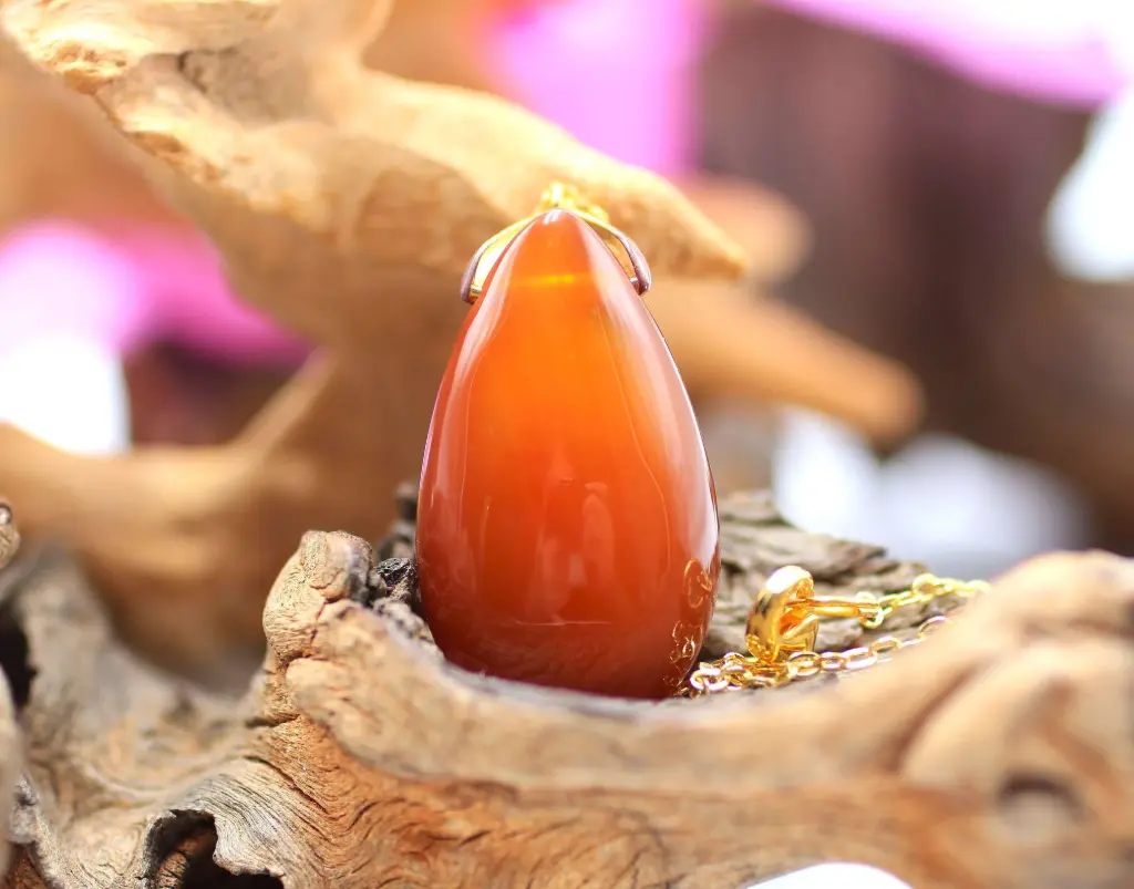 Pendentif goutte en Cornaline (avec chaine dorée)