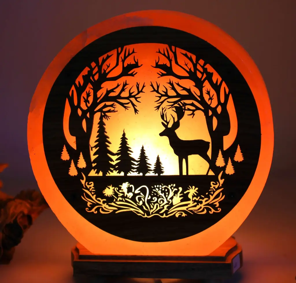 Lampe disque en Sel de l'Himalaya (Halite) et Motif Cerf dans les bois