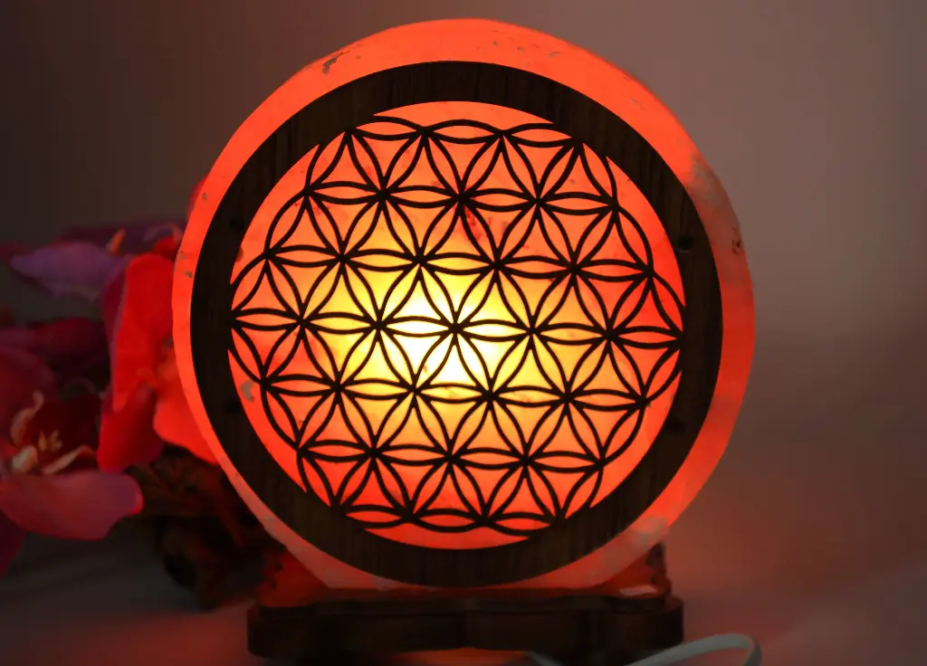 Lampe disque en Sel de l'Himalaya (Halite) et motif Fleur de vie