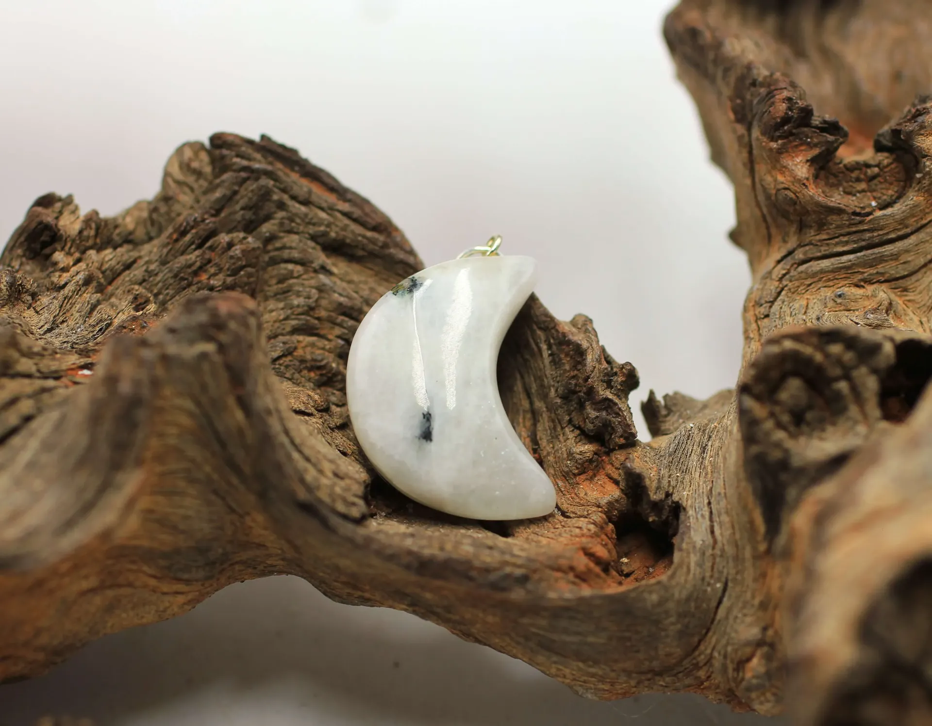 Pendentif Croissant de lune en Péristérite (inclusion de Tourmaline noire)