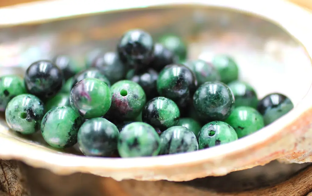 Perle 8mm en Zoïsite rubis