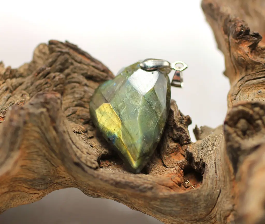 Pendentif cœur facetté en Labradorite