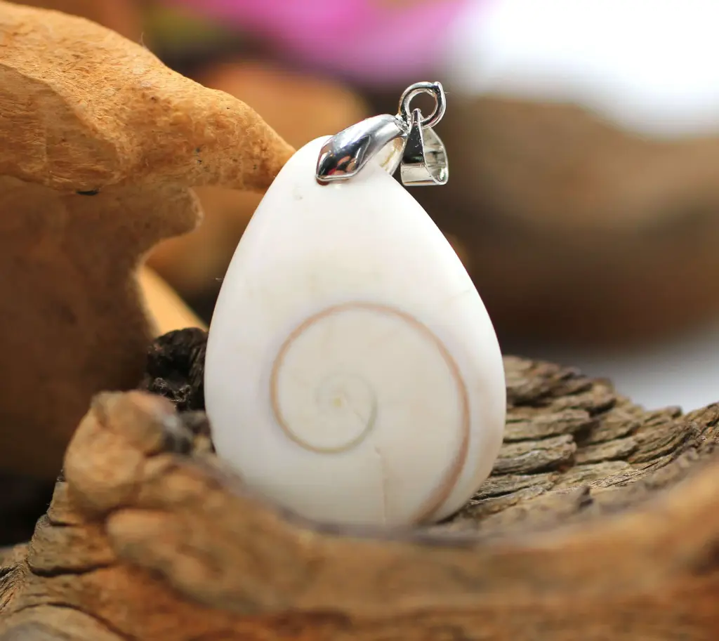 Pendentif goutte en Œil de Sainte Lucie (Gomati chakra)