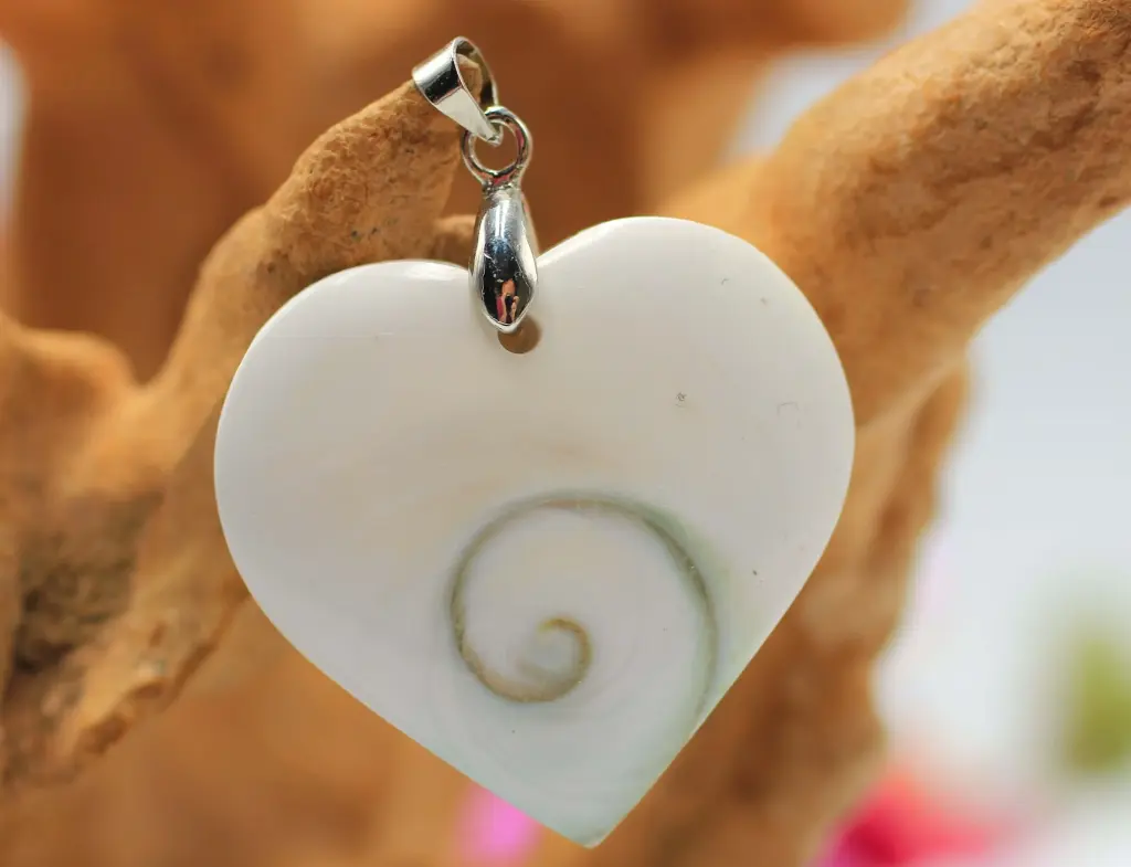 Pendentif cœur en Œil de Sainte Lucie (Gomati chakra)