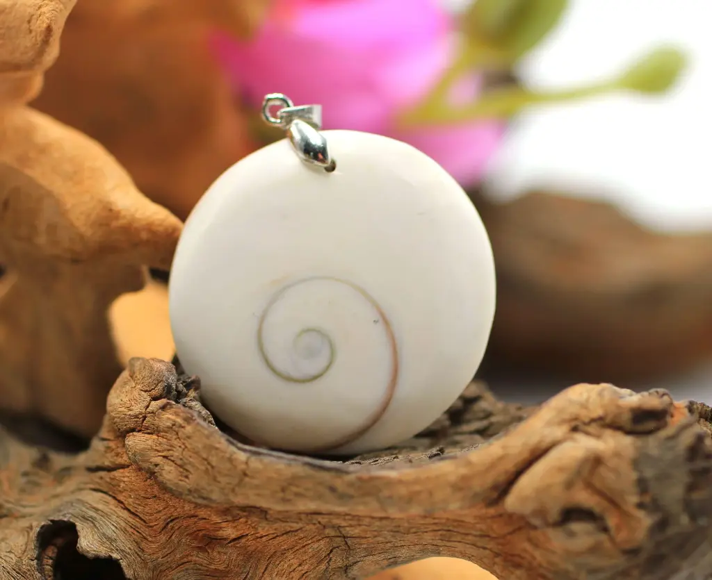 Pendentif rond en Œil de Sainte Lucie (Gomati chakra)