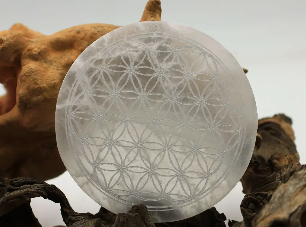 Tranche en Sélénite et motif Fleur de vie