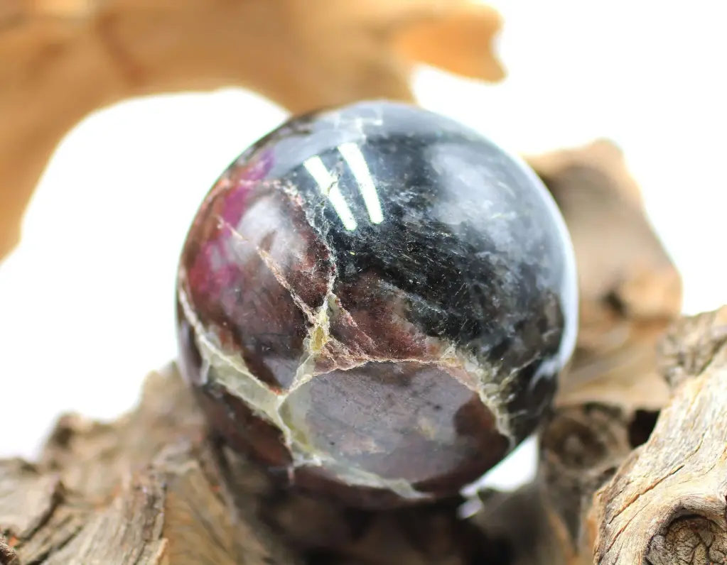 Sphère en Grenat almandin sur Arfvedsonite