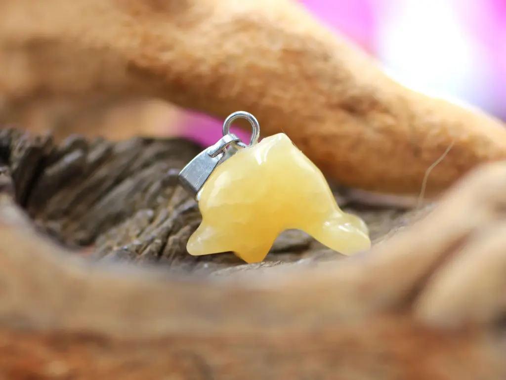 Pendentif dauphin en Calcite orange