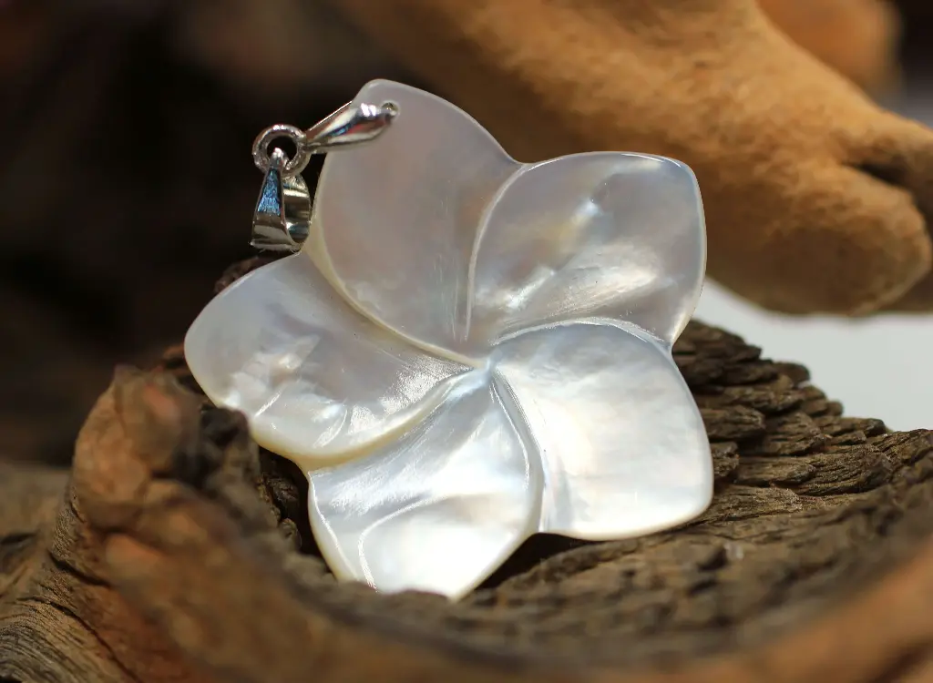 Pendentif fleur de Tiaré en Nacre