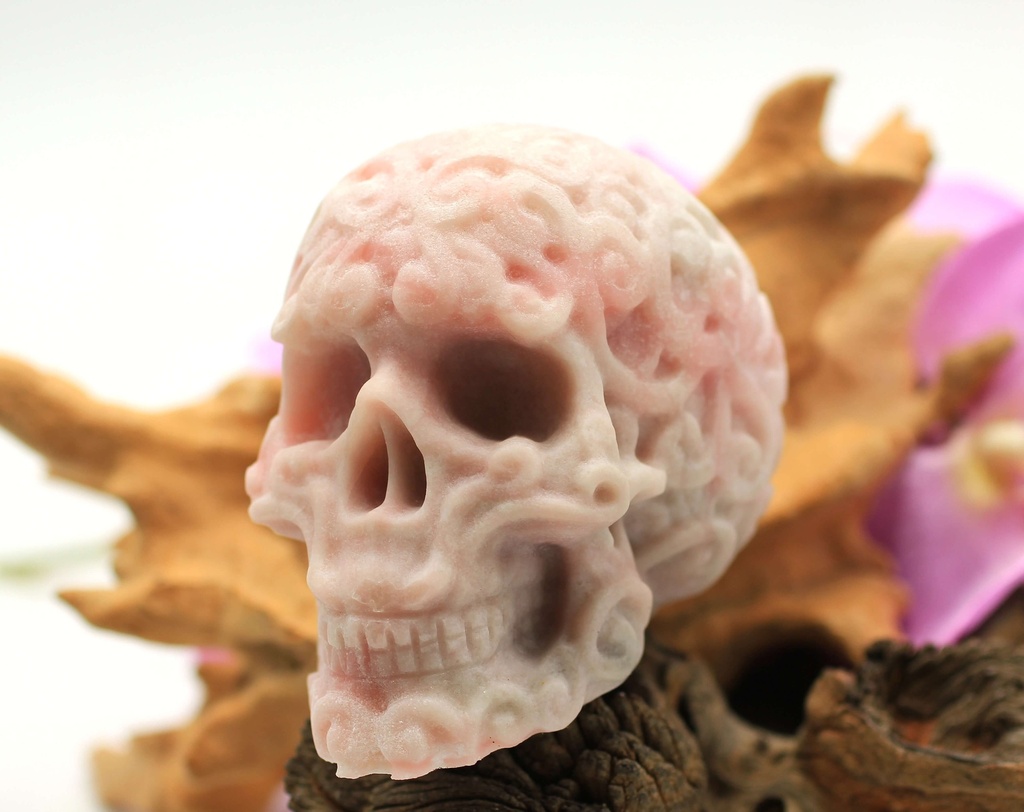 Crâne sculpté en Opale rose