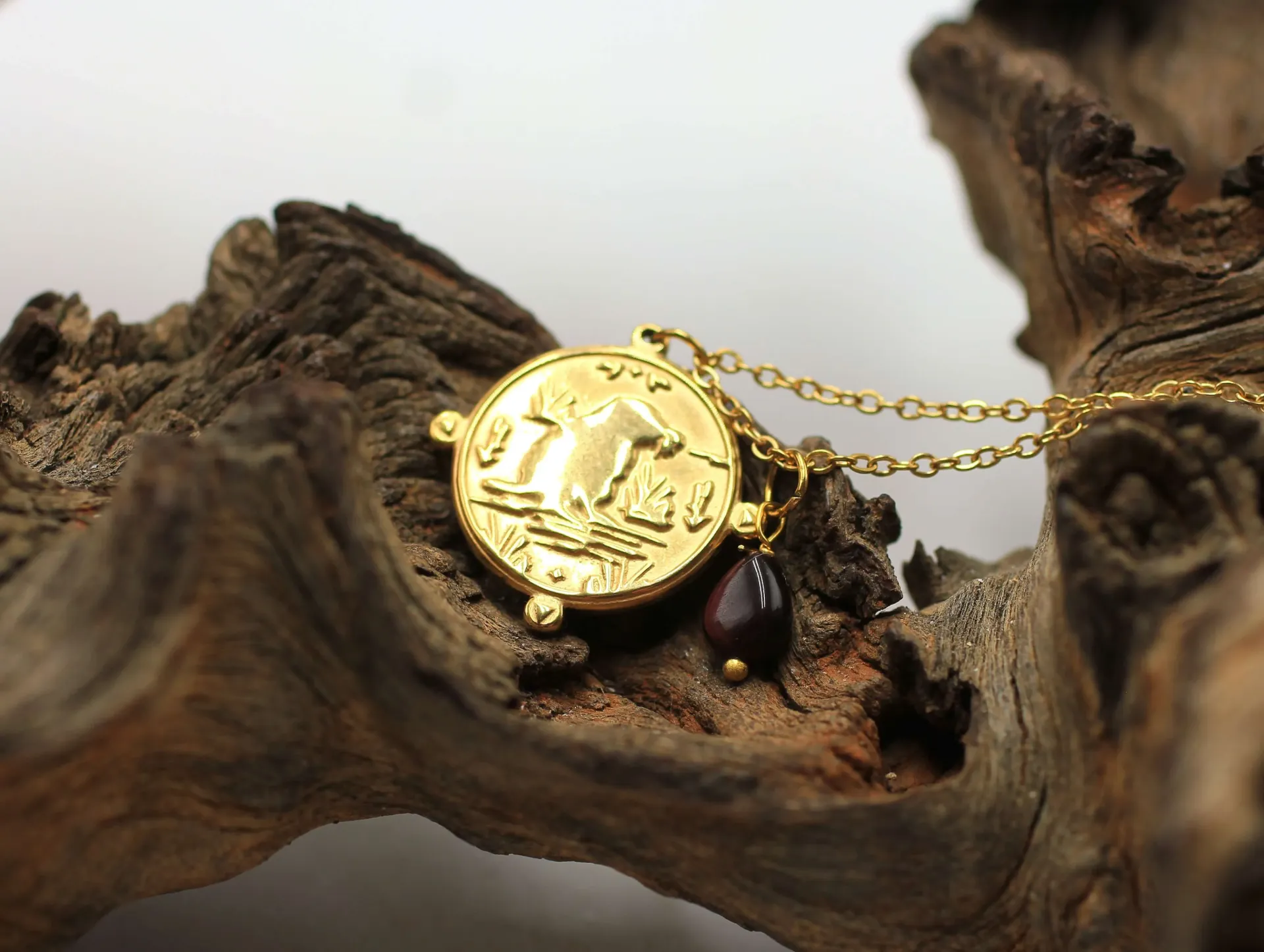 Chaine en acier doré et Médaille Totem Castor et Œil de taureau