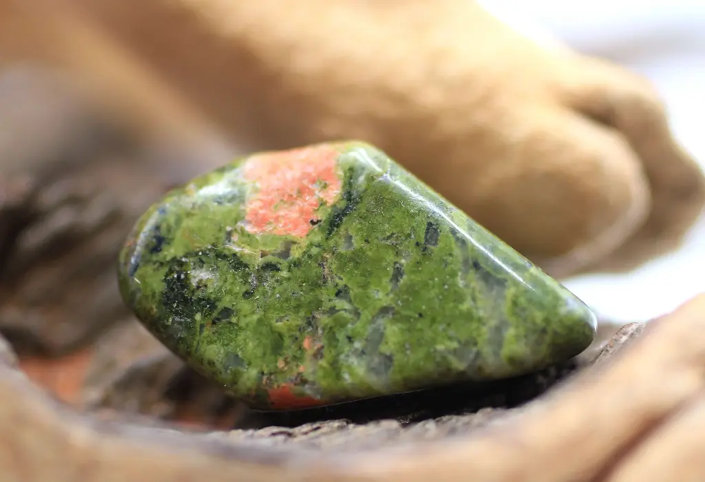 Jaspe unakite roulé