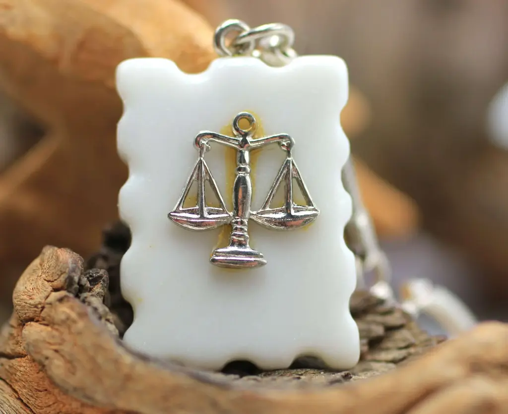 Porte-clé en Marbre blanc et signe de la Balance