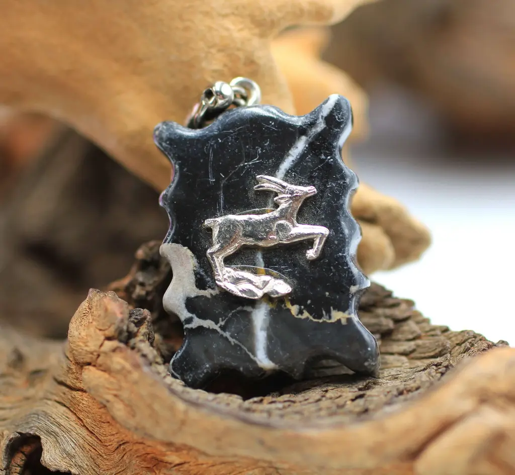 Porte-clé en Marbre noir et signe du Capricorne