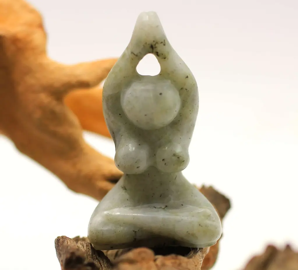 Déesse méditation en Labradorite