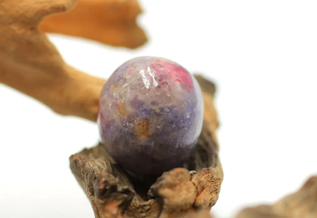 Tourmaline rose sur Eudialite roulée