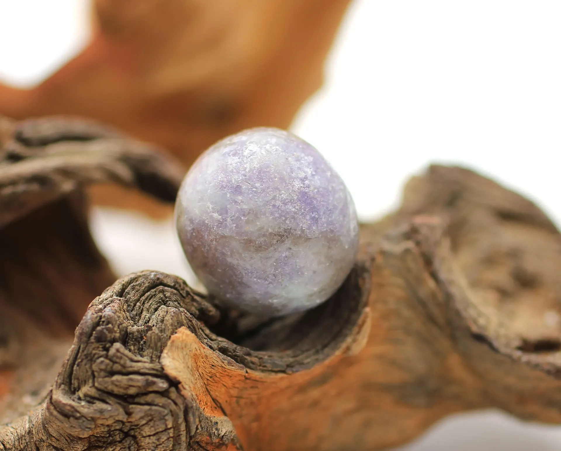 Tourmaline rose sur Eudialite roulée