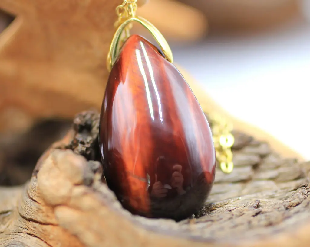 Pendentif goutte en Œil de taureau (avec chaine dorée)