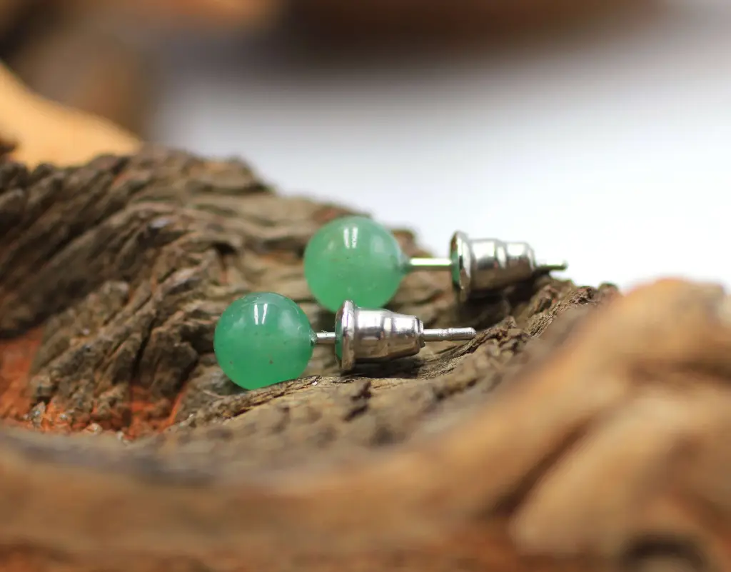 Boucles d'oreille clou en perles 6mm en Aventurine verte 