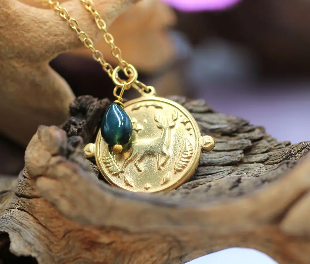 Chaine en acier doré et Médaille Totem Cerf et Agate mousse